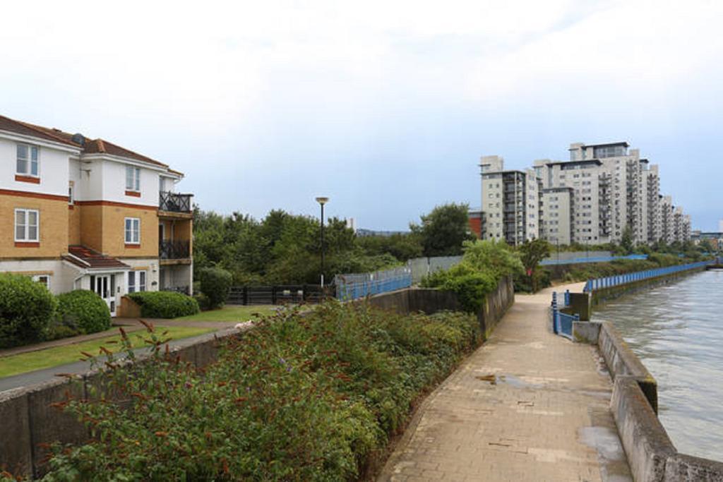 Quiet Riverside Apartment لندن الغرفة الصورة